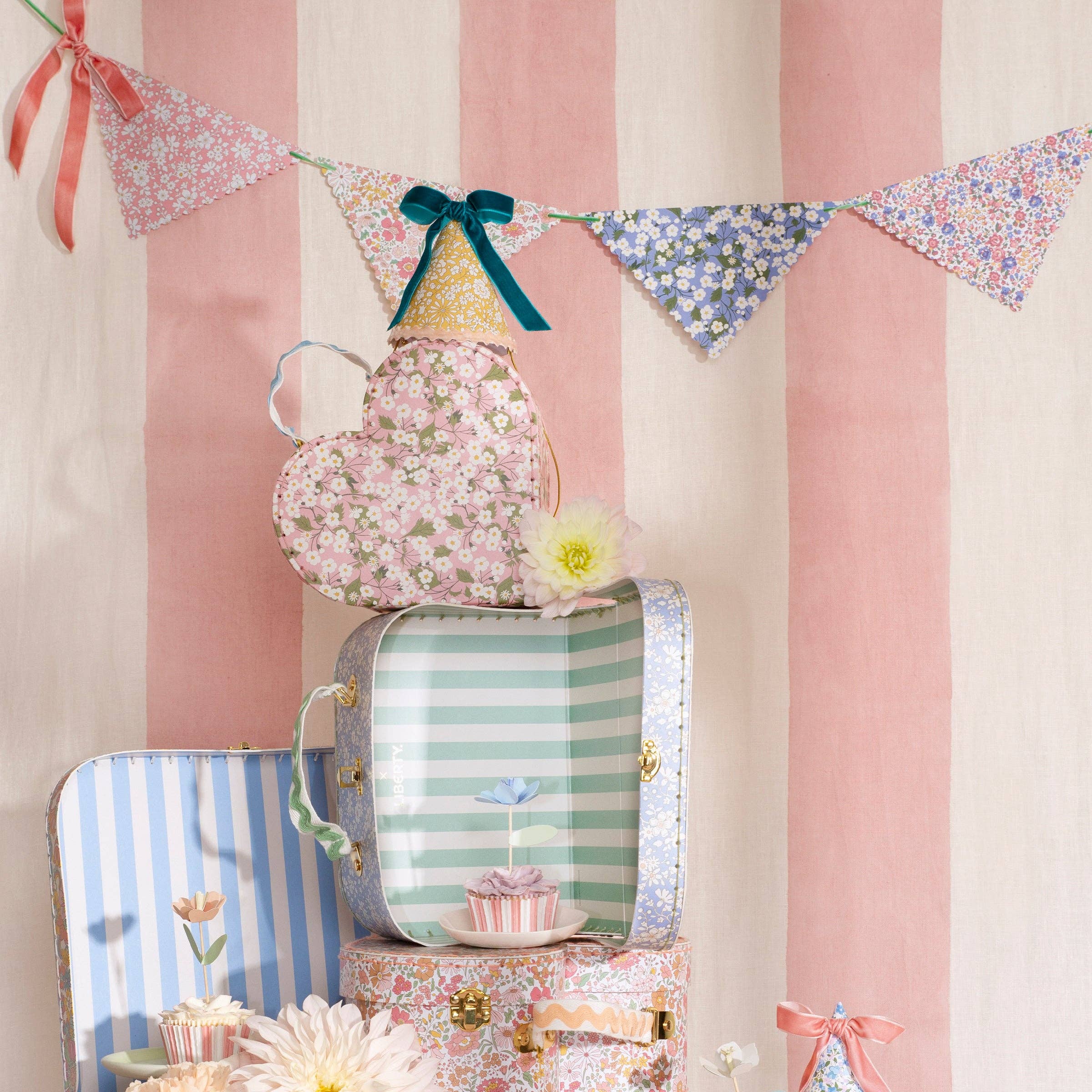 Liberty Scallop Edge Garland